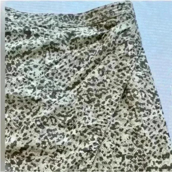 FREE PEOPLE- "Fake Out" Faux Leather Animal
Print Wrap Skirt Size 0 EUC! - Picture 9 of 10